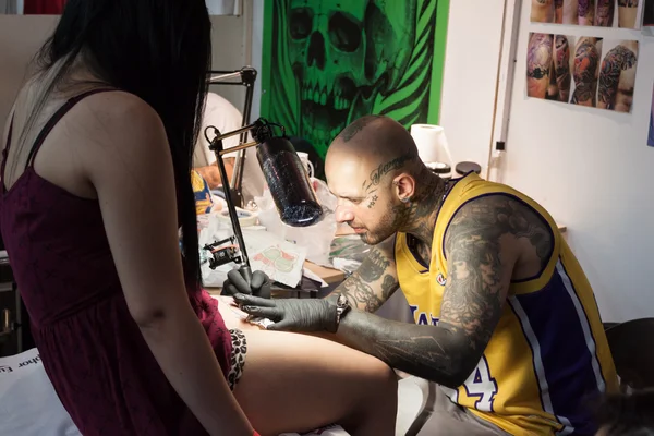 На конвенції татуювання у Мілані — стокове фото