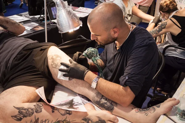 På tattoo convention i Milano — Stockfoto