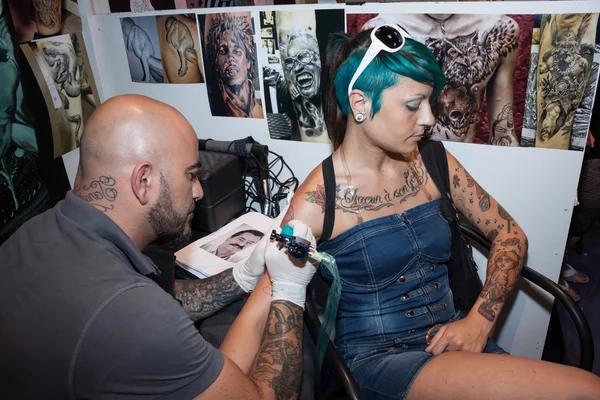 Na Konwencji tatuażu w Mediolanie — Zdjęcie stockowe