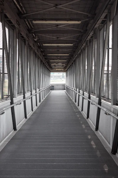 Puente cubierto de acero vacío — Foto de Stock