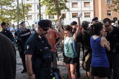 eylemciler çevik kuvvet polisi tarafından tahliye edildi