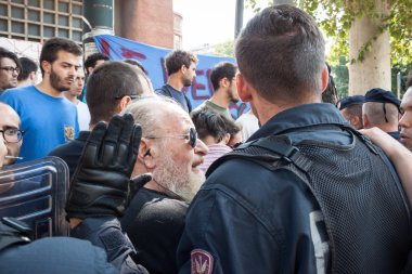 eylemciler çevik kuvvet polisi tarafından tahliye edildi