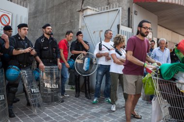 eylemciler çevik kuvvet polisi tarafından tahliye edildi