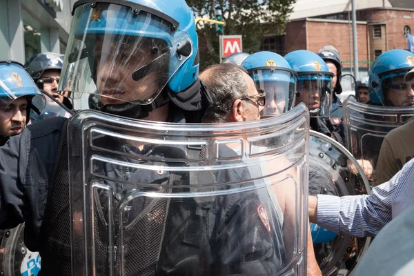 Activistas evacuados por la policía antidisturbios —  Fotos de Stock