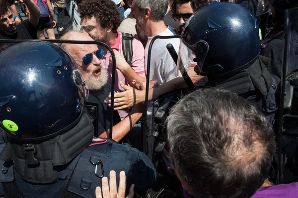 Activists evacuated by riot police — Stock Photo, Image