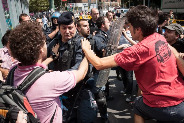 Activists evacuated by riot police — Stock Photo, Image