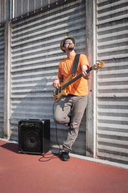 bas gitar çalmaya genç müzisyen