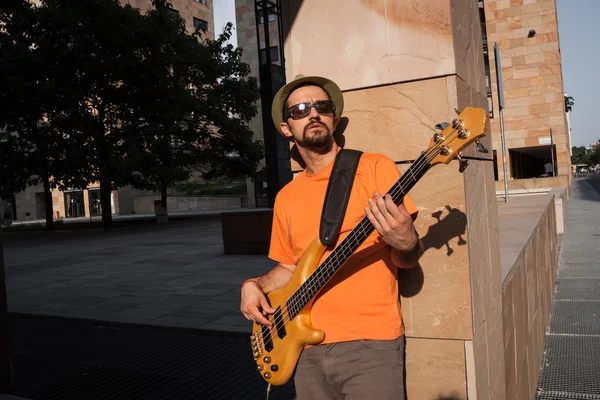 Jovem músico tocando baixo — Fotografia de Stock