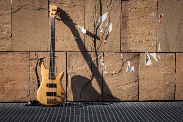 Basová kytara proti zdi — Stock fotografie