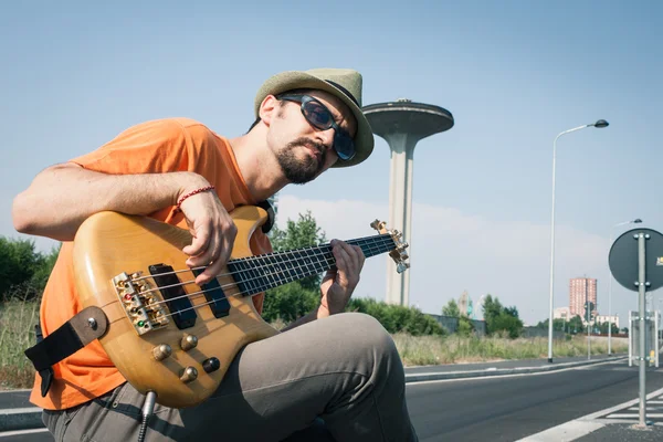 Junger Musiker spielt Bassgitarre — Stockfoto