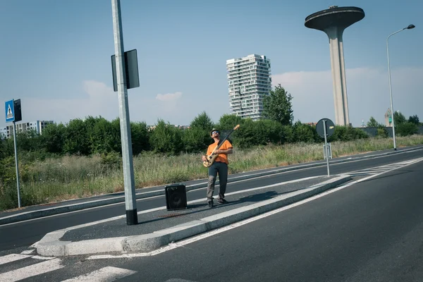 Jonge musicus basgitaar spelen — Stockfoto