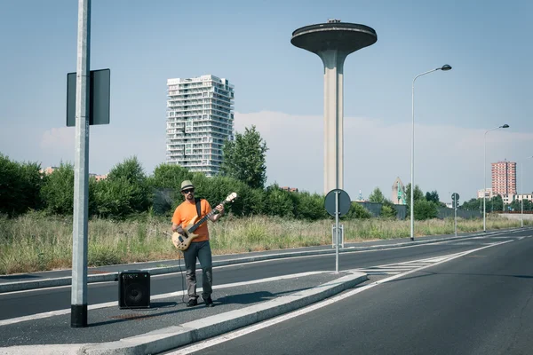 Jonge musicus basgitaar spelen — Stockfoto