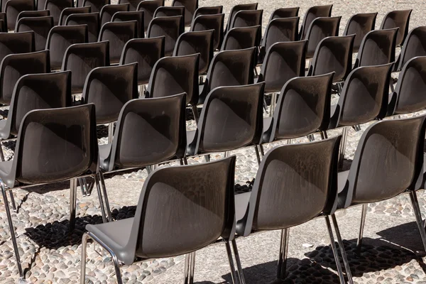 排成一排的空椅子 — 图库照片