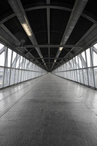 Prázdný ocelové krytý most — Stock fotografie