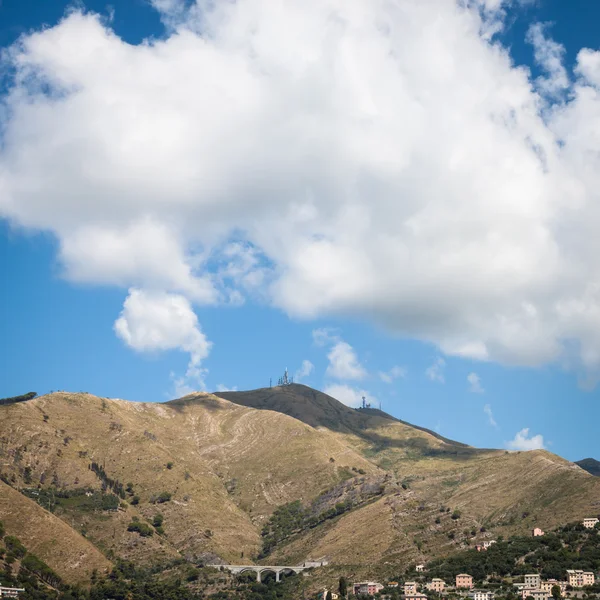 Big cloud on a high grassy hill — Stock Photo, Image