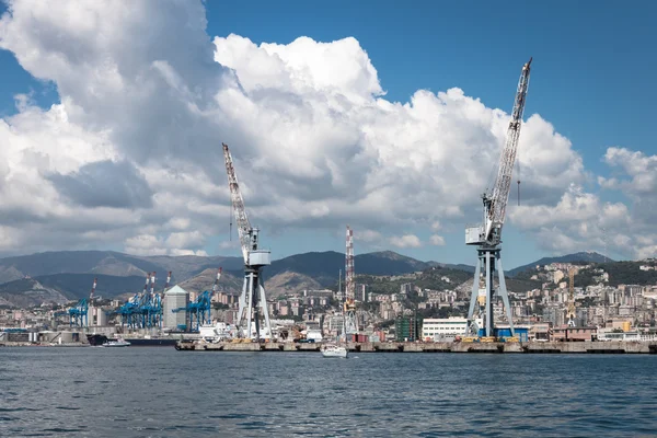 Grote wolken boven de haven van Genua, Italië — Stockfoto