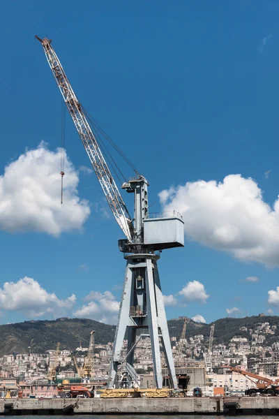 Stor kran i hamnen i Genua, Italien — Stockfoto