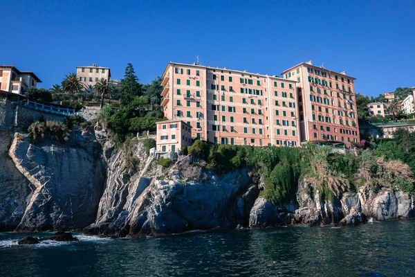 Casas construídas sobre as rochas penduradas no mar — Fotografia de Stock