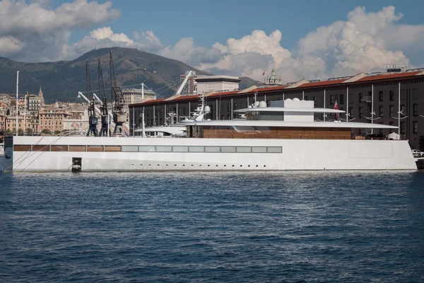 Steve jobs lyxyacht i hamnen i Genua, Italien — Stockfoto