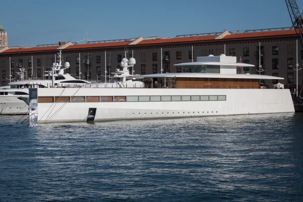 Steve Jobs' luxury yacht in the port of Genoa, Italy — Stock Photo, Image