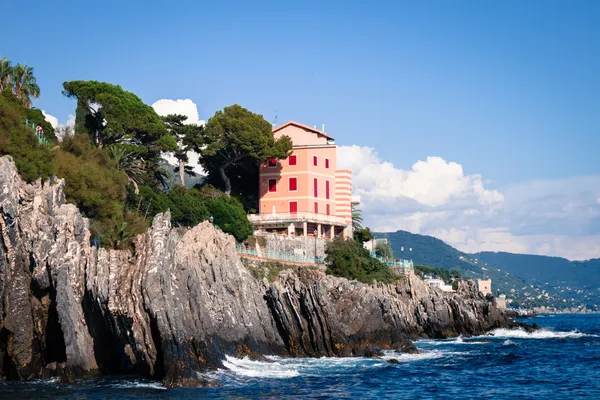 Дом, построенный на скале в Генуе, Италия — стоковое фото