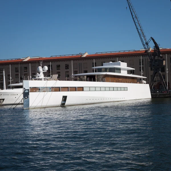 Роскошная яхта Стива Джобса в порту Генуи, Италия — стоковое фото