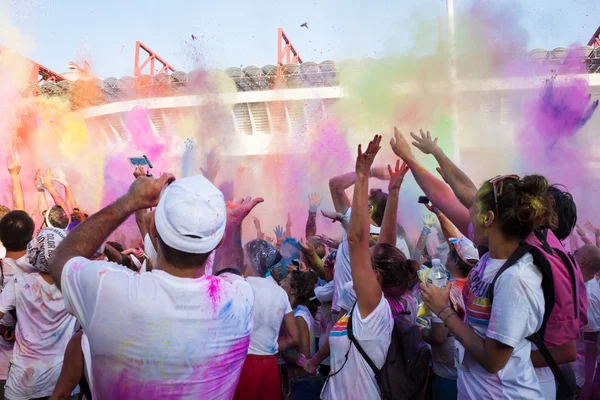 Gente en el evento The Color Run en Milán, Italia —  Fotos de Stock