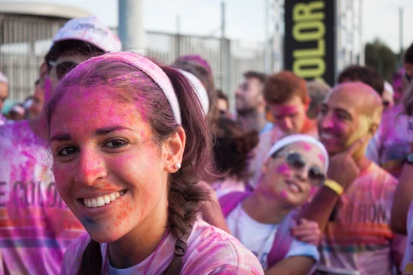 Mensen op het evenement kleur uitgevoerd in Milaan, Italië — Stockfoto