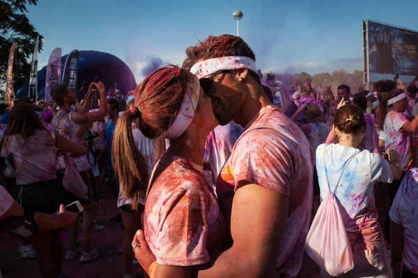 Gente en el evento The Color Run en Milán, Italia —  Fotos de Stock