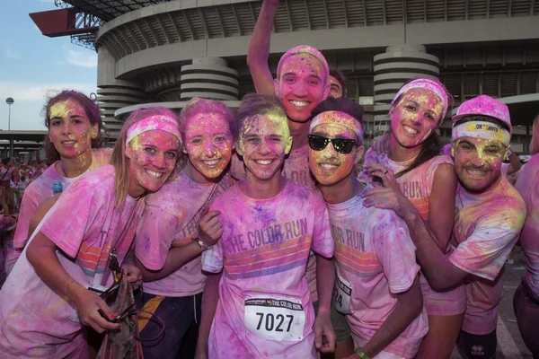 Mensen op het evenement kleur uitgevoerd in Milaan, Italië — Stockfoto