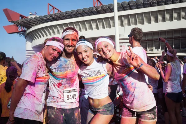 Gente en el evento The Color Run en Milán, Italia —  Fotos de Stock