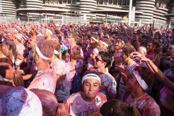 Gente en el evento The Color Run en Milán, Italia —  Fotos de Stock
