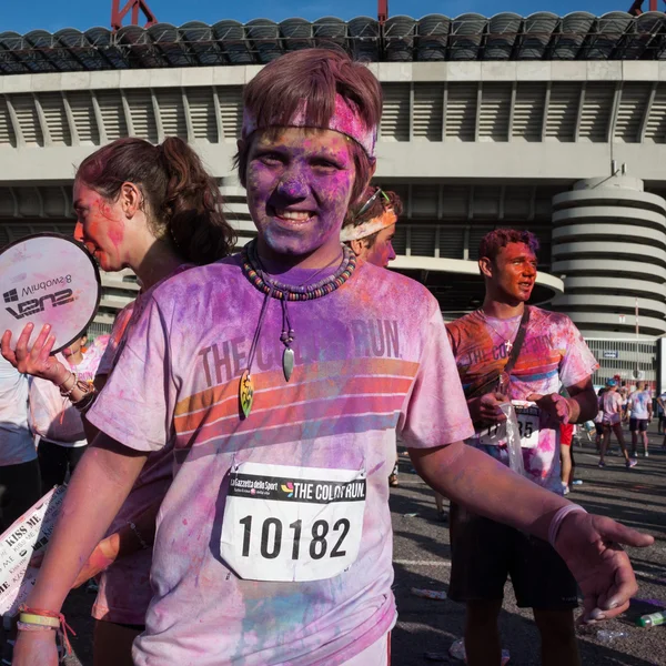 Människor i färg kör event i Milano, Italien — Stockfoto