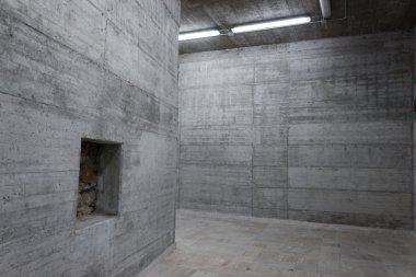 modern bir binada beton duvarlar