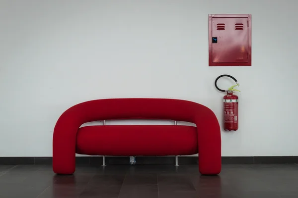 Красный диван на выставке Made expo 2013 в Милан, Италия — стоковое фото