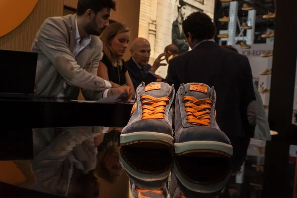 Emniyet ayakkabıları made Expo 2013, Milano, İtalya — Stok fotoğraf
