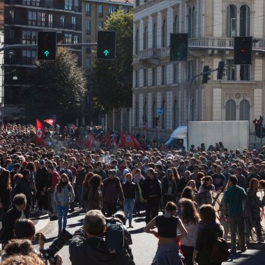 Milano, İtalya lise öğrencileri protesto