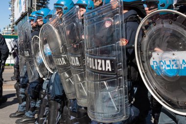 Milano, İtalya lise öğrencileri çevik kuvvet polisi yüzleşir