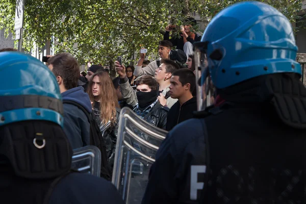 Riot police confronts secondary school students in Milan, Italy — Stock Photo, Image