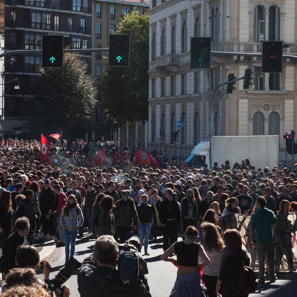 Högstadiet studenter protest i Milano, Italien — Stockfoto