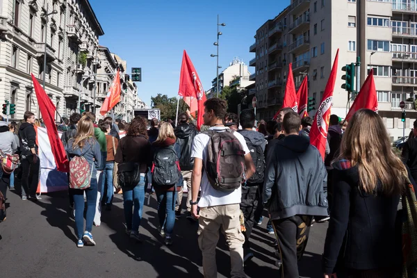 Secondary school students protest in Milan, Italy — Stock Photo, Image