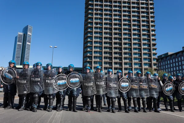 Milano, İtalya lise öğrencileri çevik kuvvet polisi yüzleşir — Stok fotoğraf