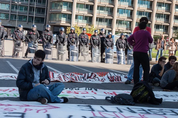 Διαμαρτυρία μαθητών δευτεροβάθμιας εκπαίδευσης στο Μιλάνο, Ιταλία — Φωτογραφία Αρχείου