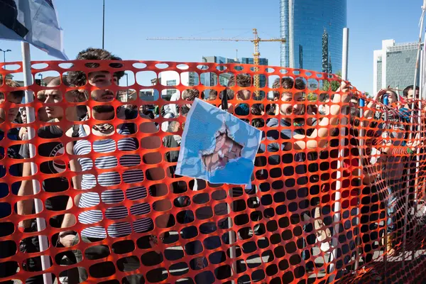 Secondary school students protest in Milan, Italy — Stock Photo, Image