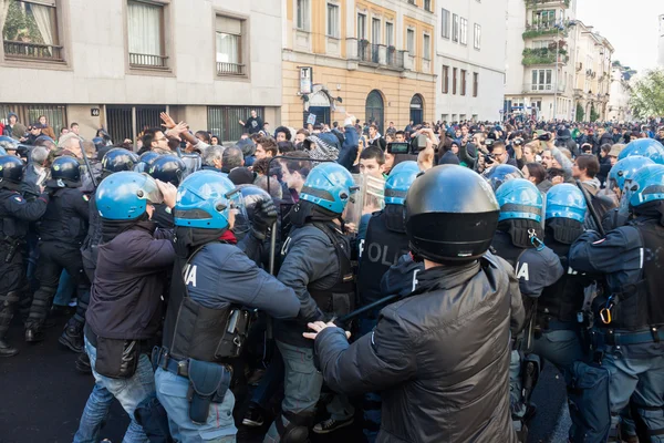Középiskolai diákok összecsapása a rendőrséggel, Milánó, Olaszország — Stock Fotó