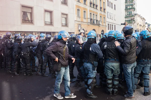 La polizia antisommossa affronta gli studenti delle scuole secondarie a Milano — Foto Stock