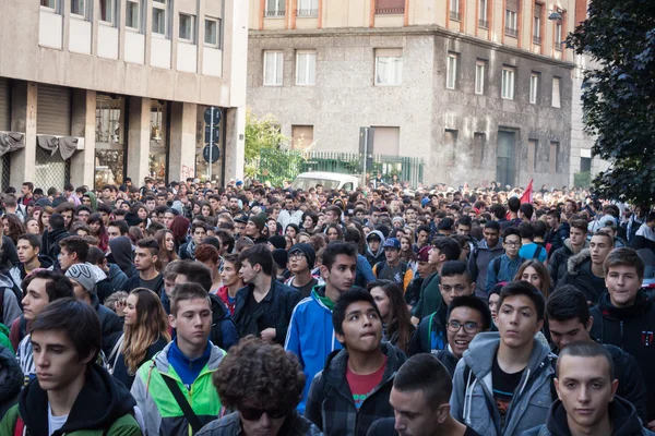 Secondary school students protest in Milan, Italy — Stock Photo, Image