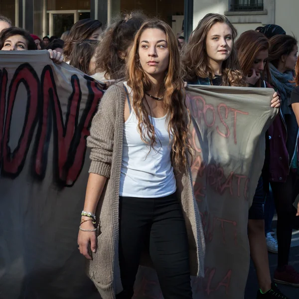 Secondary school students protest in Milan, Italy — Stock Photo, Image