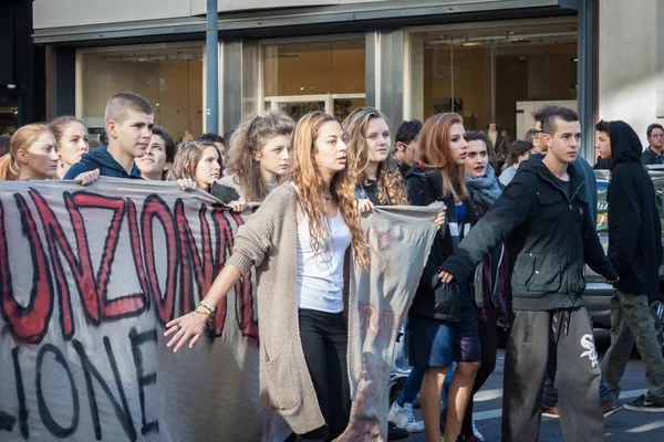 Διαμαρτυρία μαθητών δευτεροβάθμιας εκπαίδευσης στο Μιλάνο, Ιταλία — Φωτογραφία Αρχείου