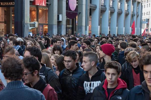 Middelbare school studenten protest in Milaan, Italië — Stockfoto